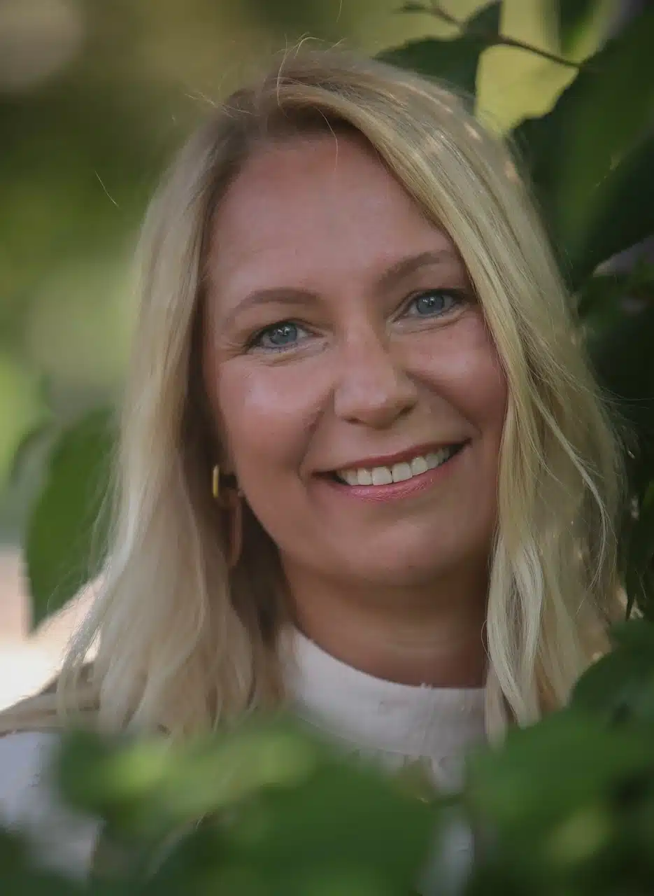 Manuela Hofer lächelnd im Grünen