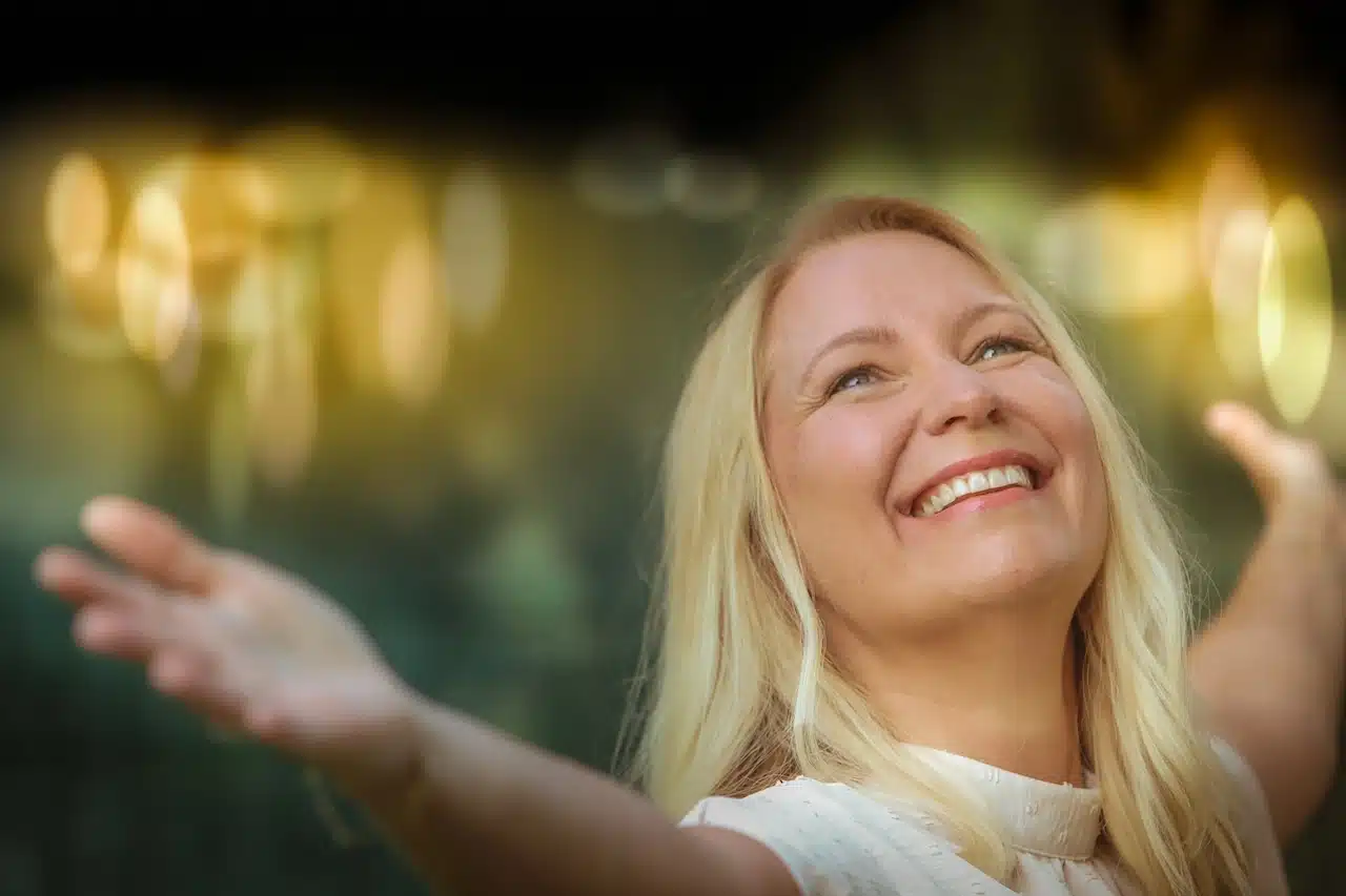 Manuela Hofer Blick zum Himmel, Hände seitlich ausgestreckt