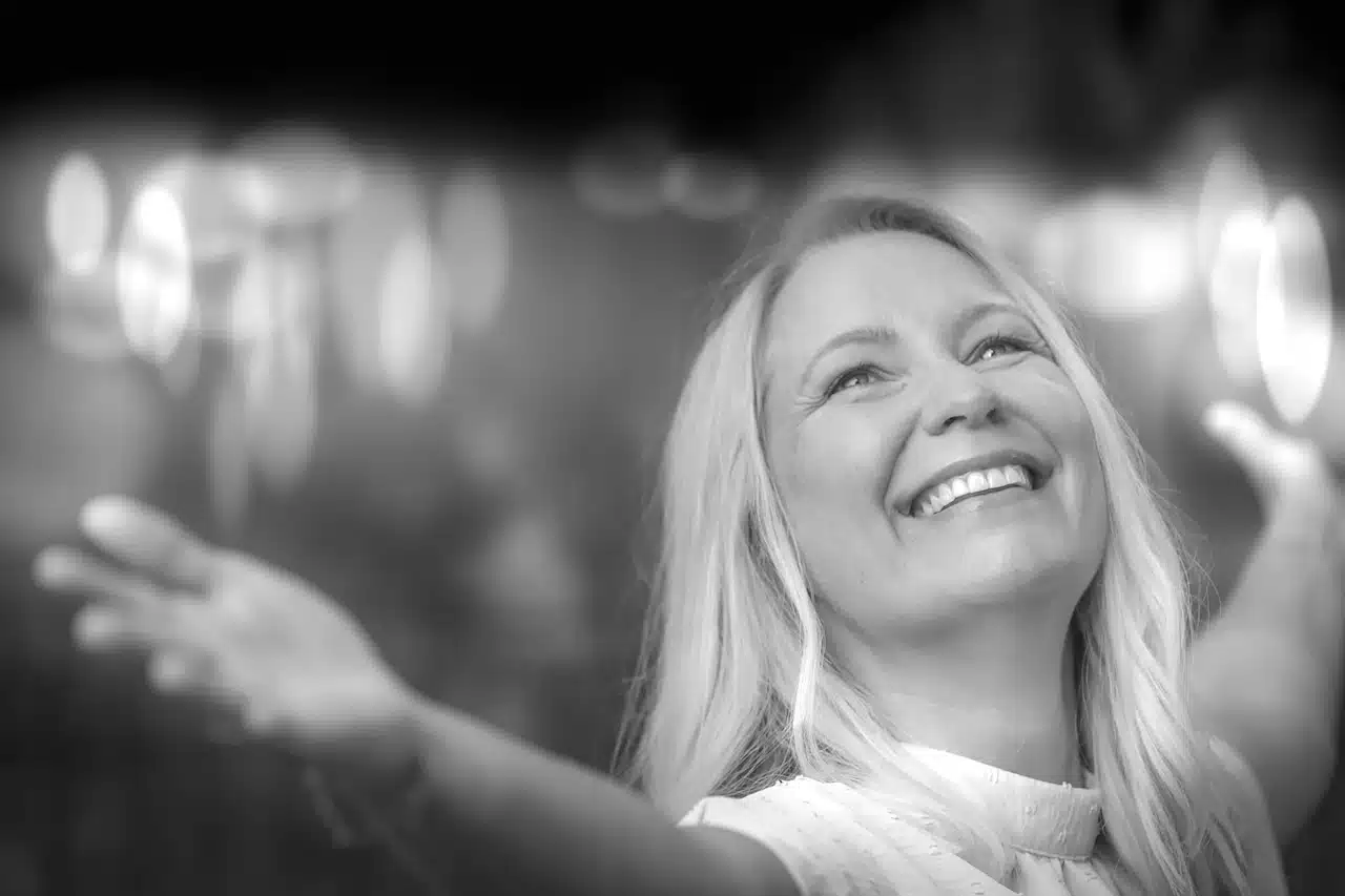 Manuela Hofer mit ausgebreiteten Armen und glücklichem Blick