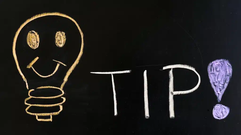 Schwarze Kreidetafel mit der Aufschrift TIP