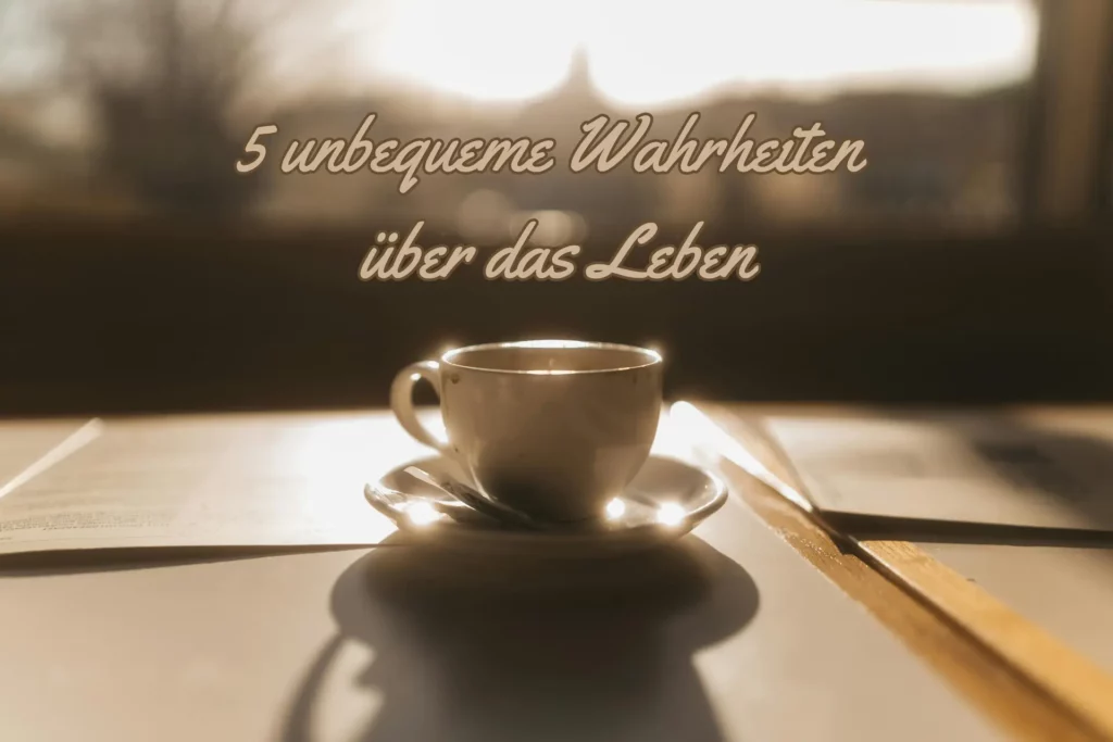 Goldene Lichtstrahlen fallen auf die Kaffeetasse am Tisch