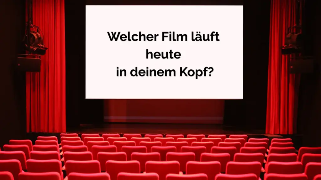 Ein Kinosaal mit roten Sesseln, Blick auf eine weiße Leinwand mit dem Text "Welcher Film läuft heute in deinem Kopf"